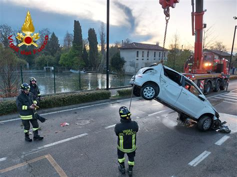 incidente stradale porcia|Lauto finisce nel lago, morto un 29enne: il poliziotto eroe si tuffa ...